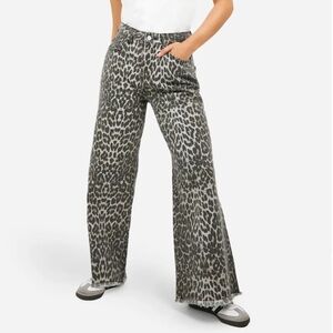 Boohoo Petite Leopard Straight Leg Jean size 4